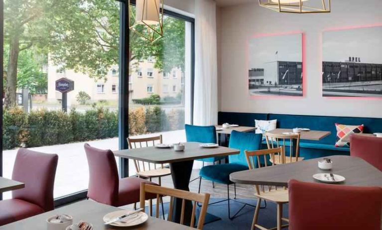 Dining area perfect for co-working at the Hampton by Hilton Kaiserslautern.