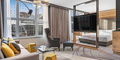 Deluxe suite with working station at the Hilton Munich Airport.