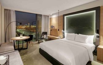 King bedroom with desk along the window at the Hilton Munich Airport.