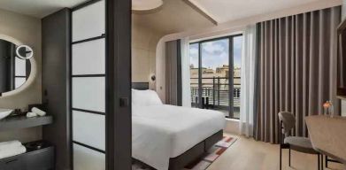 Bright balcony with desk at the Canopy by Hilton Paris Trocadero.