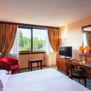 King bedroom with desk at the Hilton Strasbourg.