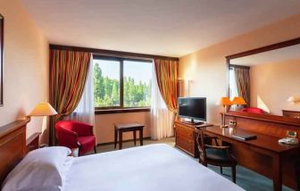 King bedroom with desk at the Hilton Strasbourg.