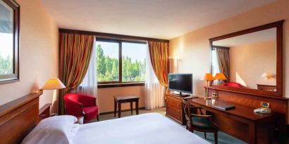 King bedroom with desk at the Hilton Strasbourg.