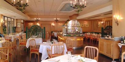 Elegant dining area suitable for co-working at the Hilton Strasbourg.