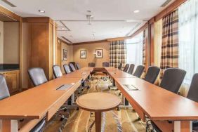 Meeting room with u shape table at the Hilton Paris Charles de Gaulle Airport.