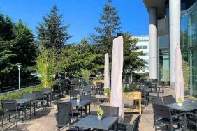 Outdoor patio perfect for co-working at the Hilton Paris Charles de Gaulle Airport.