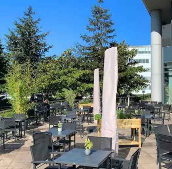 Outdoor patio perfect for co-working at the Hilton Paris Charles de Gaulle Airport.