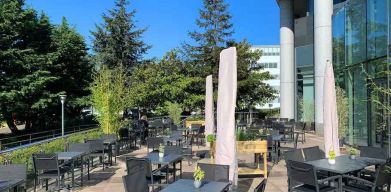 Outdoor patio perfect for co-working at the Hilton Paris Charles de Gaulle Airport.