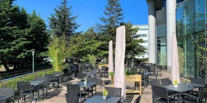 Outdoor patio perfect for co-working at the Hilton Paris Charles de Gaulle Airport.