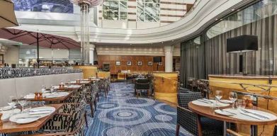 Restaurant area suitable as workspace at the Hilton Paris Charles de Gaulle Airport.