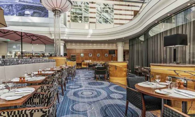 Restaurant area suitable as workspace at the Hilton Paris Charles de Gaulle Airport.