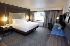 Spacious superior room with working station at the Hilton Paris La Defense.