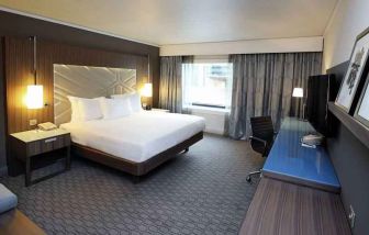 Spacious superior room with working station at the Hilton Paris La Defense.