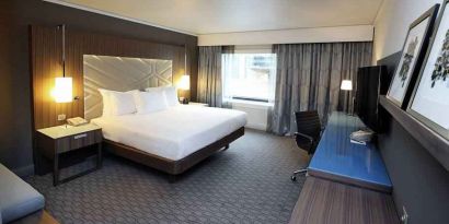 Spacious superior room with working station at the Hilton Paris La Defense.