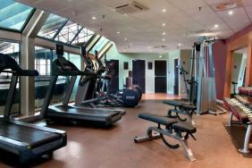 Fully equipped fitness center at the Hilton Paris La Defense.