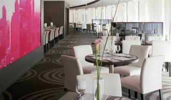 Dining area suitable as workspace at the Hilton Paris La Defense.