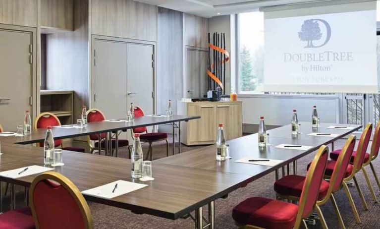 Meeting room with u shape table at the DoubleTree by Hilton Lyon Eurexpo.