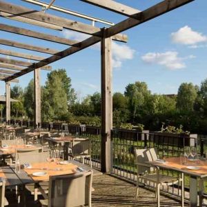 Restaurant area suitable for co-working at the DoubleTree by Hilton Lyon Eurexpo.