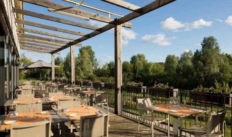 Restaurant area suitable for co-working at the DoubleTree by Hilton Lyon Eurexpo.