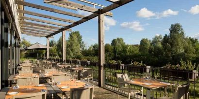 Restaurant area suitable for co-working at the DoubleTree by Hilton Lyon Eurexpo.