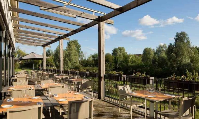 Restaurant area suitable for co-working at the DoubleTree by Hilton Lyon Eurexpo.