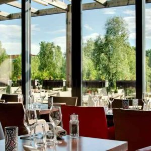 Restaurant area suitable for co-working at the DoubleTree by Hilton Lyon Eurexpo.