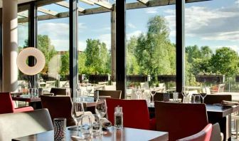 Restaurant area suitable for co-working at the DoubleTree by Hilton Lyon Eurexpo.