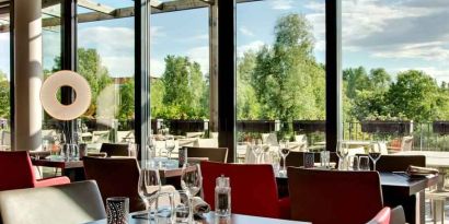 Restaurant area suitable for co-working at the DoubleTree by Hilton Lyon Eurexpo.