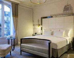 Bright queen room with window at the Hilton Paris Opera.