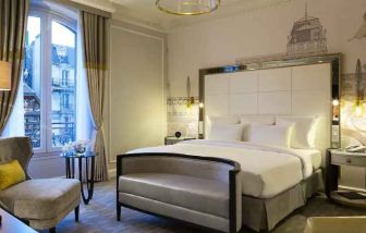 Bright queen room with window at the Hilton Paris Opera.