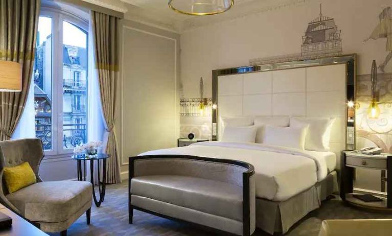 Bright queen room with window at the Hilton Paris Opera.