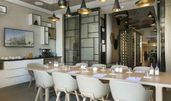 Elegant meeting room at the Hilton Garden Inn Bordeaux Centre.