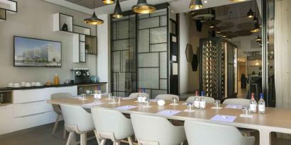 Elegant meeting room at the Hilton Garden Inn Bordeaux Centre.