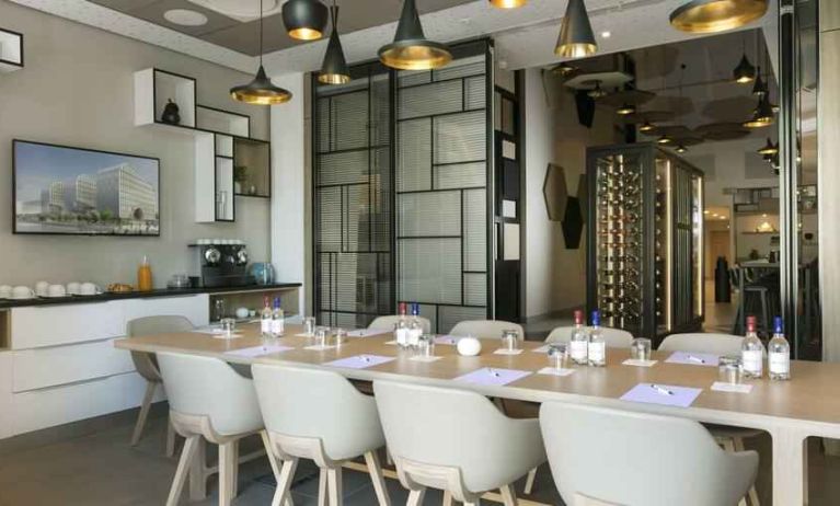 Elegant meeting room at the Hilton Garden Inn Bordeaux Centre.