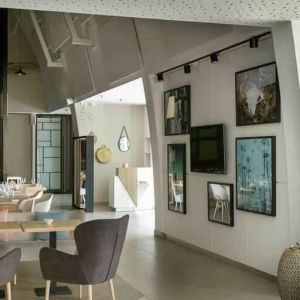 Restaurant area suitable as workspace at the Hilton Garden Inn Bordeaux Centre.