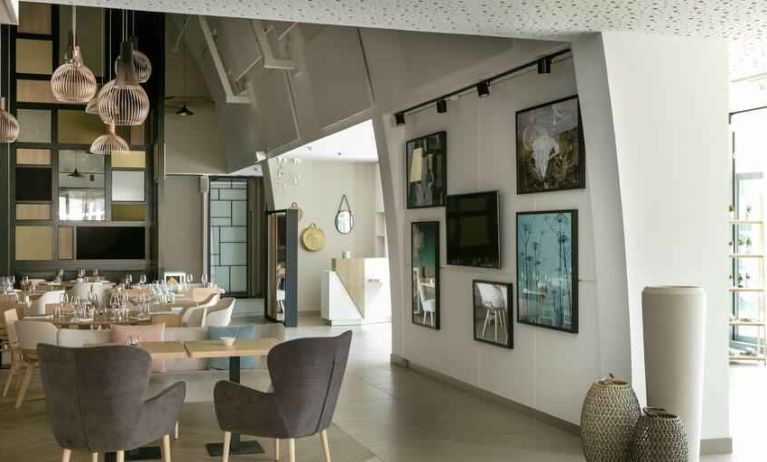 Restaurant area suitable as workspace at the Hilton Garden Inn Bordeaux Centre.