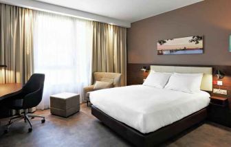 Queen room with desk at the Hampton by Hilton Toulouse Airport.