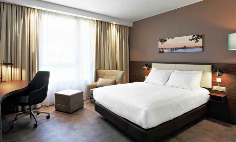 Queen room with desk at the Hampton by Hilton Toulouse Airport.