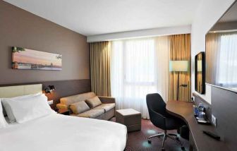 Hotel room with working station at the Hampton by Hilton Toulouse Airport.