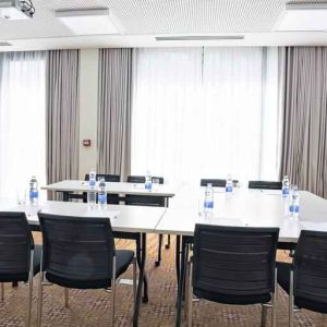 Meeting room with u shape table at the Hampton by Hilton Toulouse Airport.