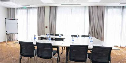 Meeting room with u shape table at the Hampton by Hilton Toulouse Airport.