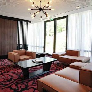 Lobby workspace with sofas at the Hampton by Hilton Toulouse Airport.