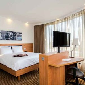 King suite with working station at the Hampton by Hilton Amsterdam Airport Schiphol.