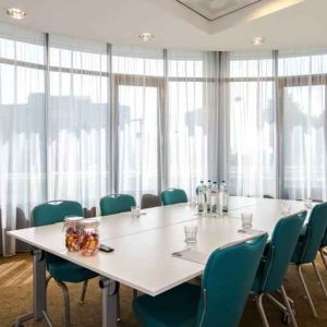 Meeting room with square table at the Hampton by Hilton Amsterdam Airport Schiphol.