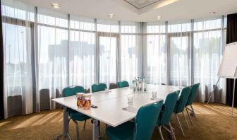 Meeting room with square table at the Hampton by Hilton Amsterdam Airport Schiphol.