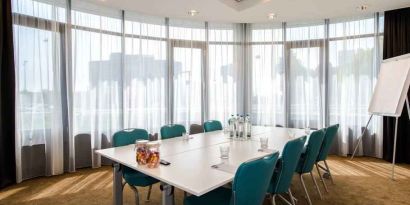 Meeting room with square table at the Hampton by Hilton Amsterdam Airport Schiphol.