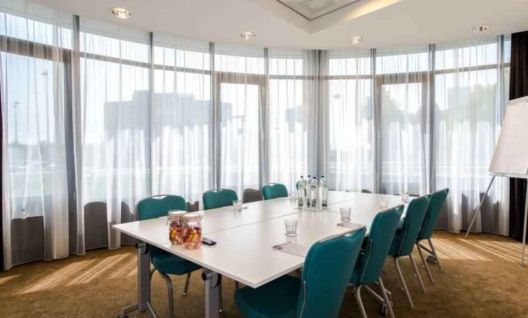 Meeting room with square table at the Hampton by Hilton Amsterdam Airport Schiphol.