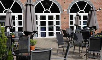 stunning outdoor terrace ideal as a coworking space at DoubleTree by Hilton York.