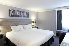 beauttiful king room with work area and TV at DoubleTree by Hilton Bristol City Centre.