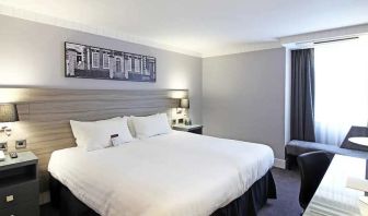 beauttiful king room with work area and TV at DoubleTree by Hilton Bristol City Centre.